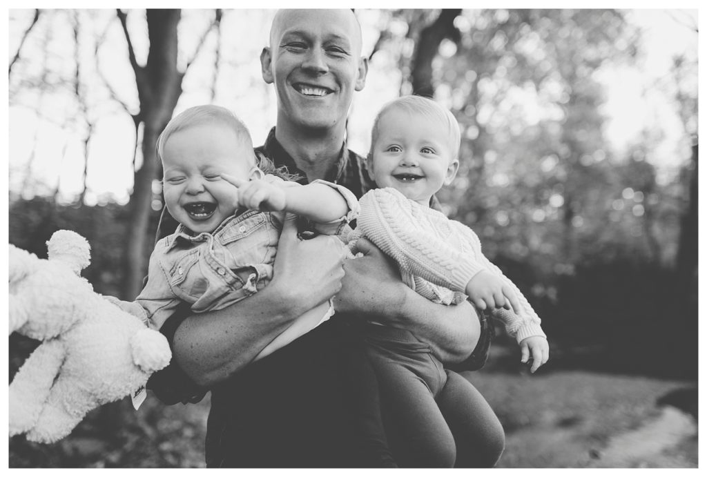Des Moines Photographer | dad with twins | family photographer | Kara Vorwald