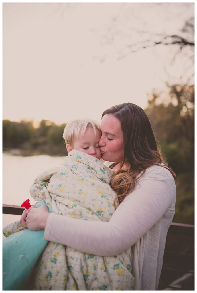 Des Moines Photographer | Kara Vorwald | Family photographer | Water works park | mom kissing son