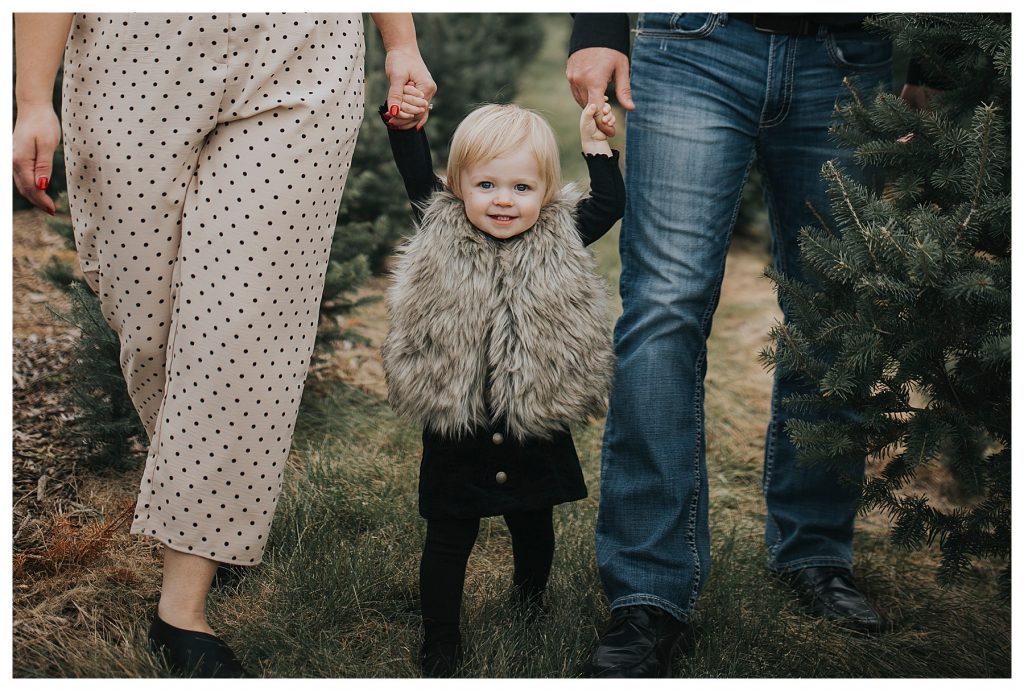 Des Moines | Christmas tree farm in Des Moines | Des Moines photographer | Iowa photographer | midwest photographer | Kara Vorwald photography | Family photography | Carrol Iowa